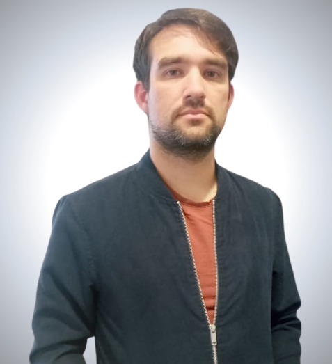 Agustín Díaz Garro en su espacio de trabajo, planificando una estrategia SEO.
